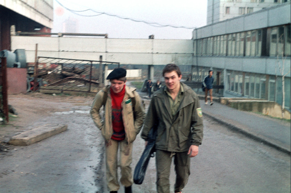1983 (?) Леха с Кулом возле Рудознатцев