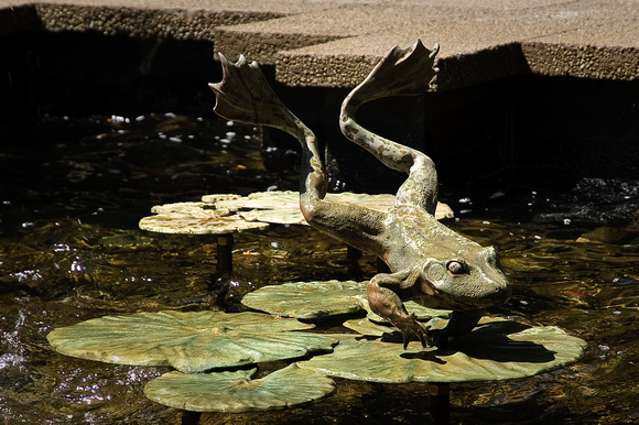Leaping Frog Sculpture